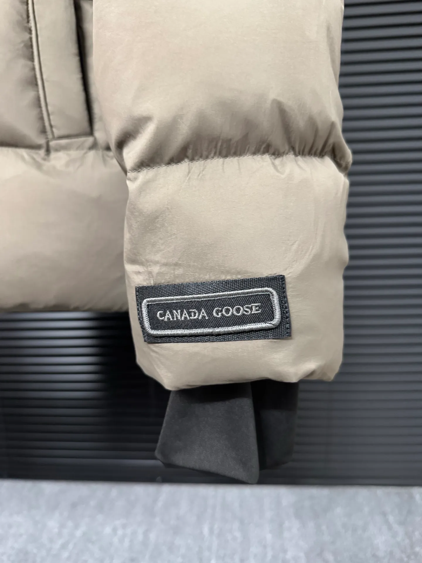 P860 Big Goose Ouyang Nana Second Generation (higher version) Canada goose Canada Goose Black Label Down Jacket A must-have in the outerwear world, the Big Goose Black Label down jacket! The latest designer styles! The goose down jacket has always been a popular element of fashion and is loved by experts from all walks of life! Fashionable hooded cut, high-end customer-supplied fine goose down, high resilience, smooth zipper, strong and firm. Pockets on both sides can store small items, free your hands, and you can go out without worries. It can also meet the need of putting your hands in your pockets👏👏Produced by Big Goose, it can be used as a group uniform by many celebrities. This down jacket uses a double-layer anti-down lining design, which has strong windproof performance and will be very warm in winter! Newly labeled white duck down filling, high fluffiness, windproof hooded design. When walking outdoors, pull the collar to the highest position, put your hands in the pockets and it will be very warm. It can be easily controlled by all body types! The interior is equipped with an elastic snow skirt design for better wrapping. The simple and neat style design highlights the masculine temperament. The impeccable style is classic and never goes out of style. It is warm and practical, and it is versatile! You can enter with your eyes closed!  Color: Black Khaki Size: XS-XXL